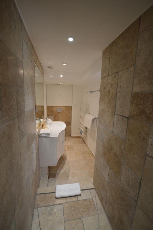 c03.050 Dior Bathroom (3)