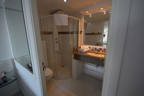 c03.250 Garbo bathroom a